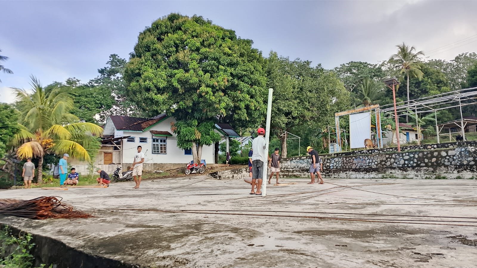 PEMBANGUNAN AULA KANTOR DESA BOBA OLEH RT 11